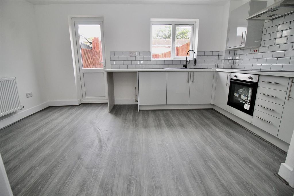 Property photo 3 of 18 Kitchen/Dining Room
