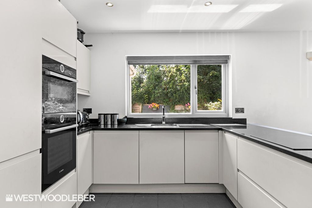 Property photo 3 of 22 Bowlersmead_10.Jpg