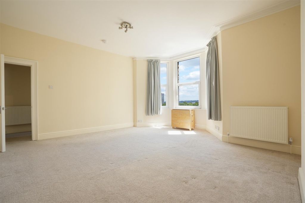 Property photo 2 of 17 Bedroom