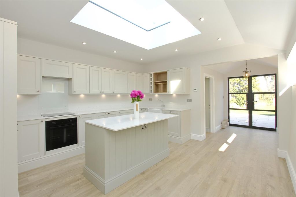Property photo 2 of 14 3 Clarendon Terrace Ph27.Jpg
