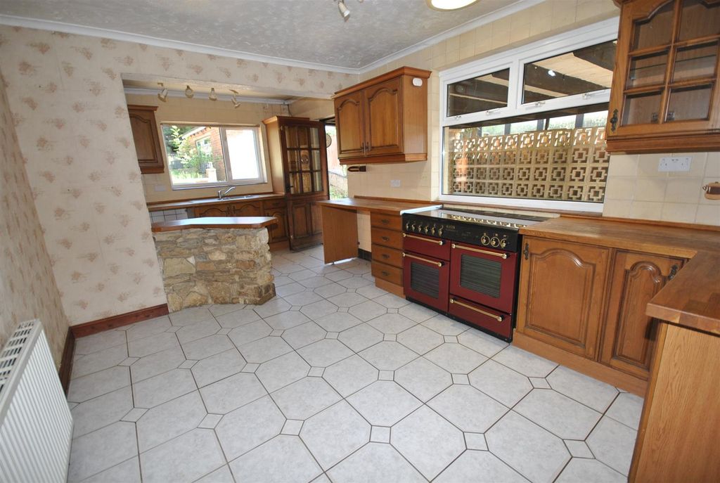 Property photo 2 of 18 Kitchen/Breakfast Room