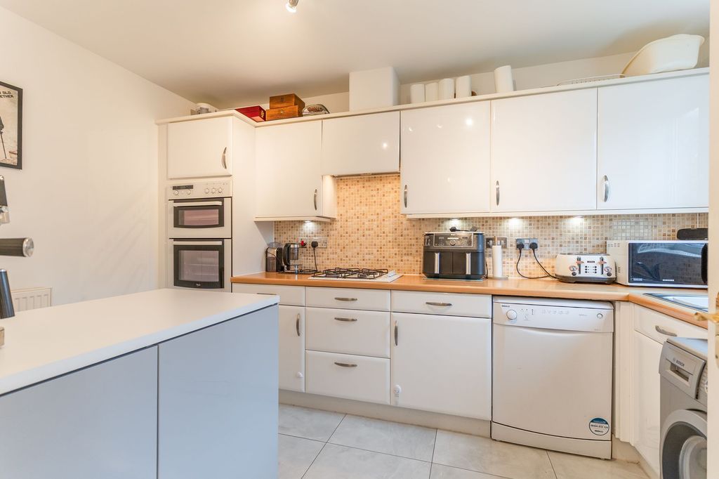 Property photo 2 of 25