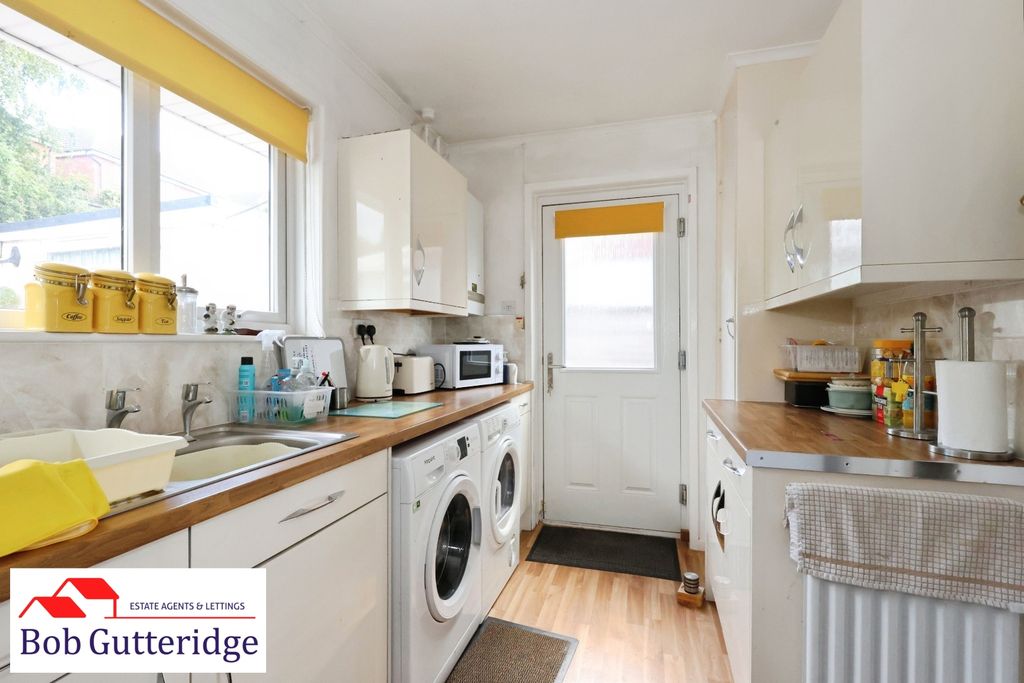 Property photo 3 of 14 Fitted Kitchen