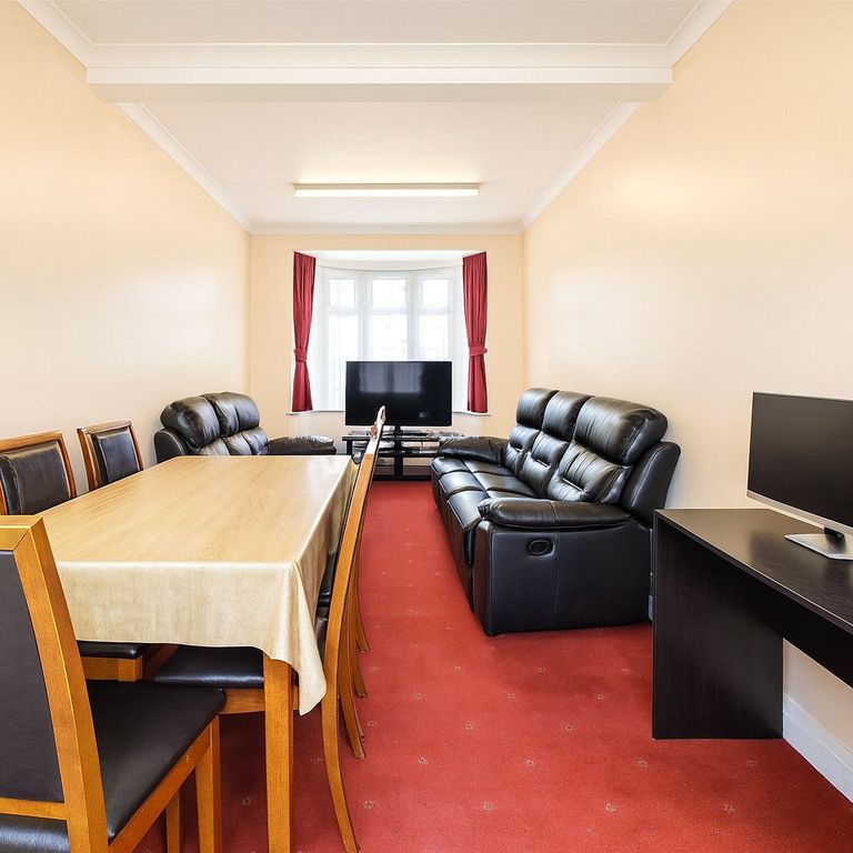 Property photo 2 of 8 Lounge