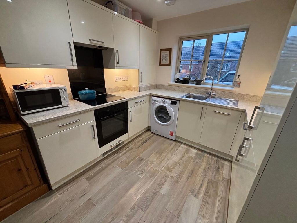 Property photo 2 of 9 Kitchen