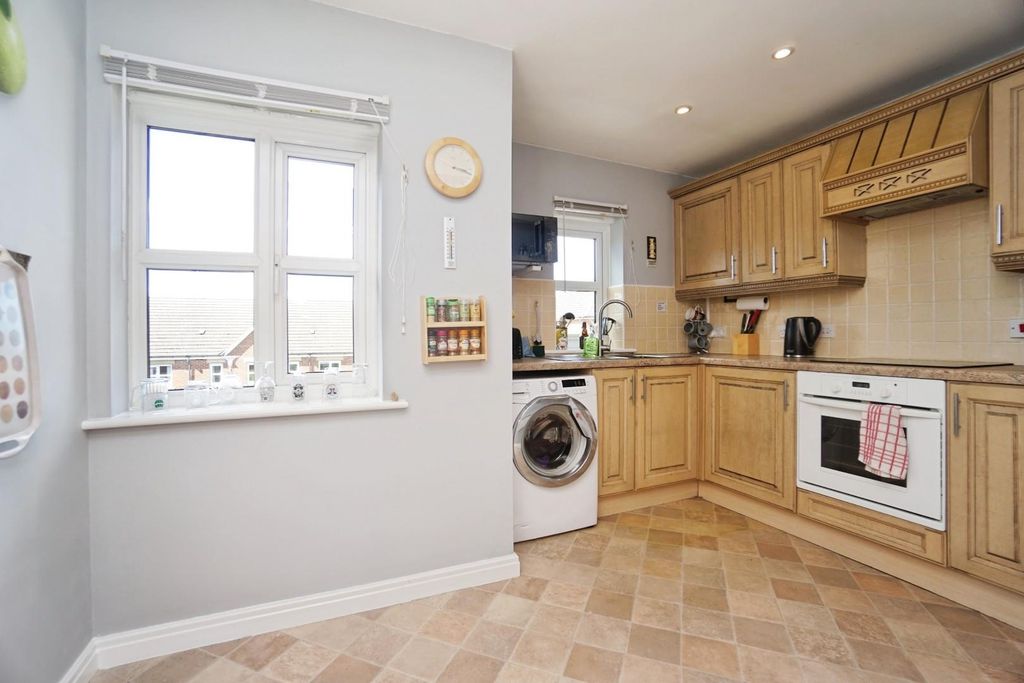 Property photo 3 of 17 Dining Kitchen