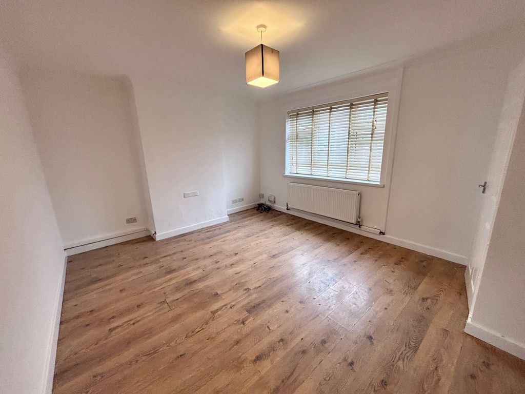 Property photo 3 of 6 Living Room