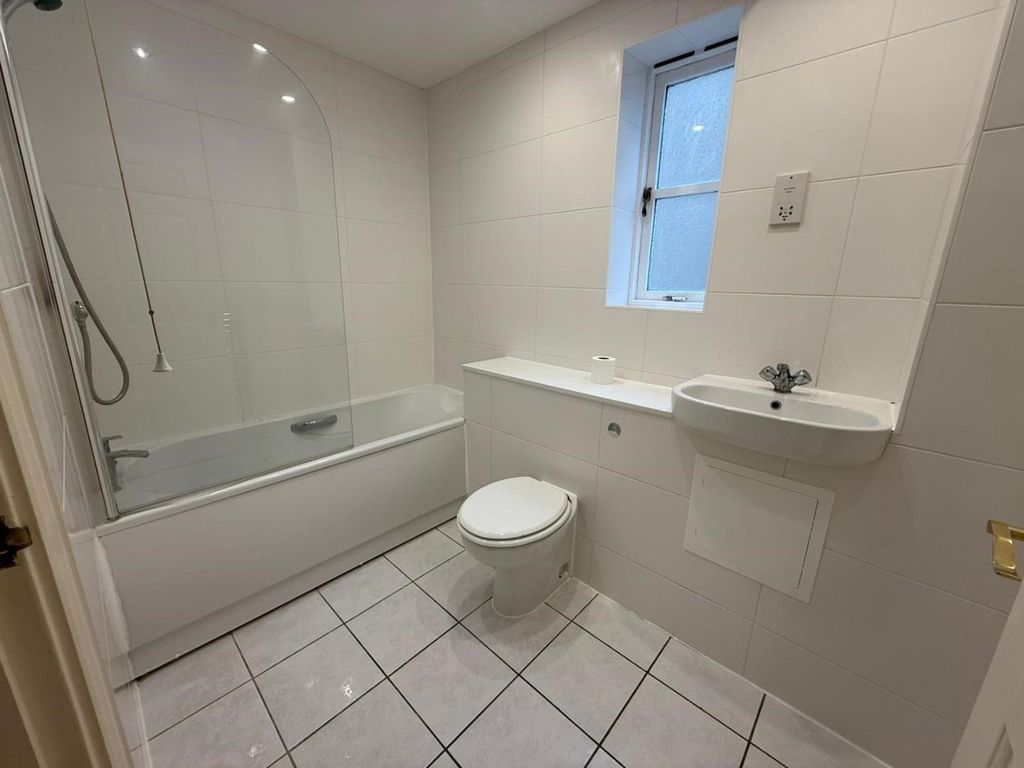 Property photo 3 of 9 Bathroom.
