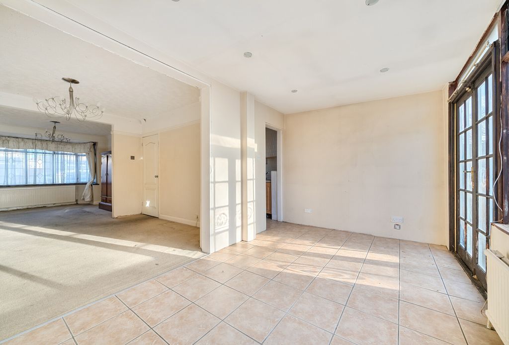 Property photo 3 of 14 1381156-11-693035...