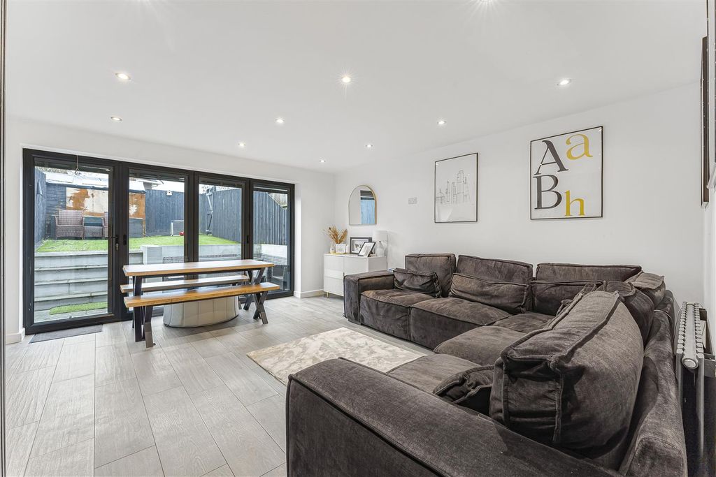 Property photo 3 of 25 4