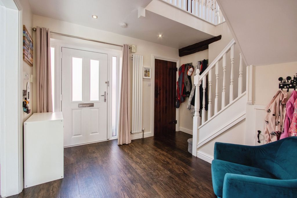 Property photo 2 of 19 Entrance Hall