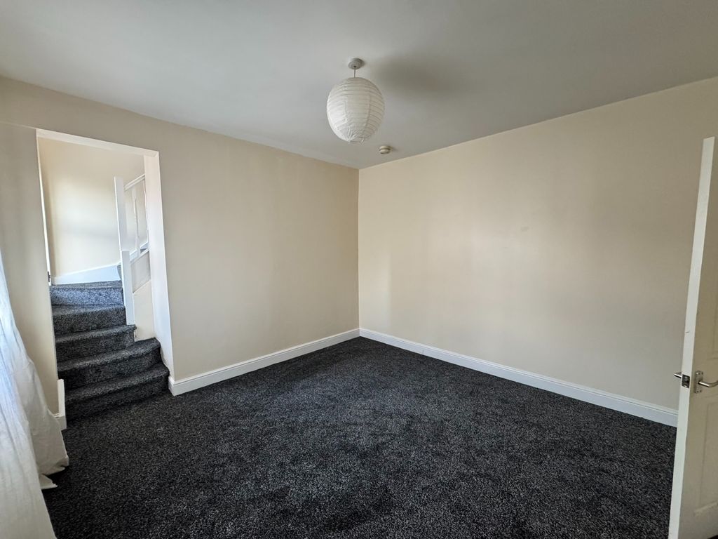 Property photo 1 of 8 Photo 7