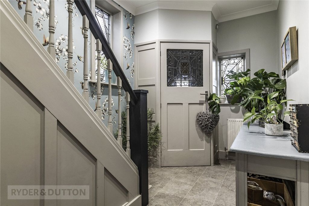 Property photo 2 of 23 Hallway