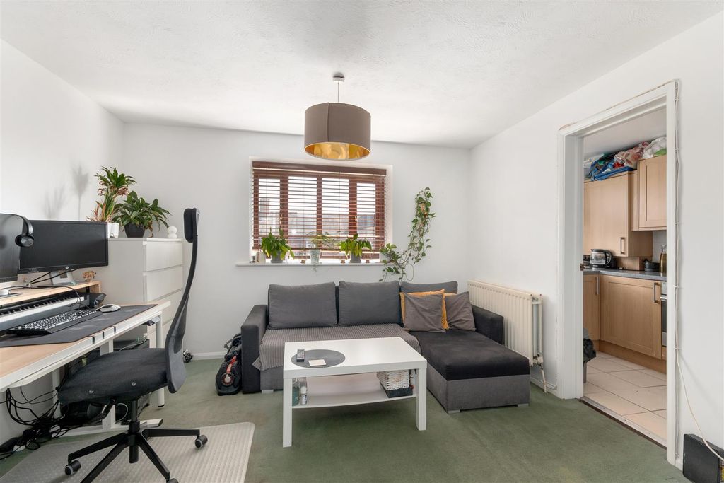 Property photo 2 of 9 Birchwood Close