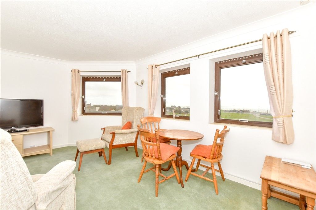 Property photo 3 of 8 Lounge