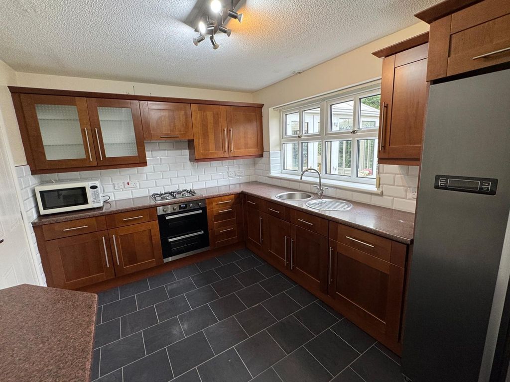 Property photo 3 of 28