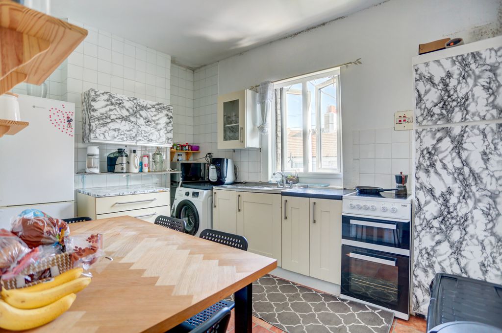 Property photo 3 of 12 Kitchen