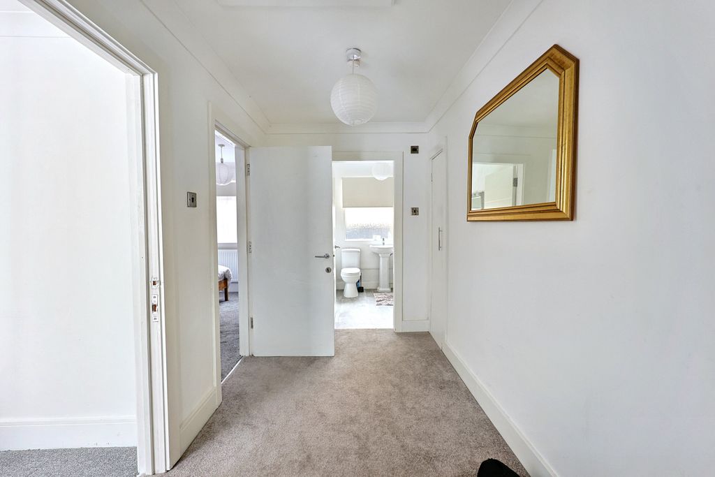 Property photo 3 of 11 Hallway