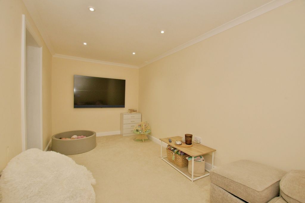 Property photo 3 of 18 Pbox-Img.Jpg