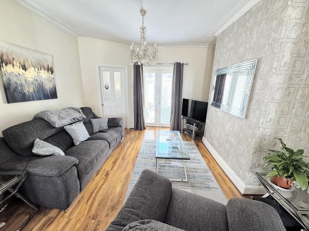 Property photo 3 of 12 Lounge