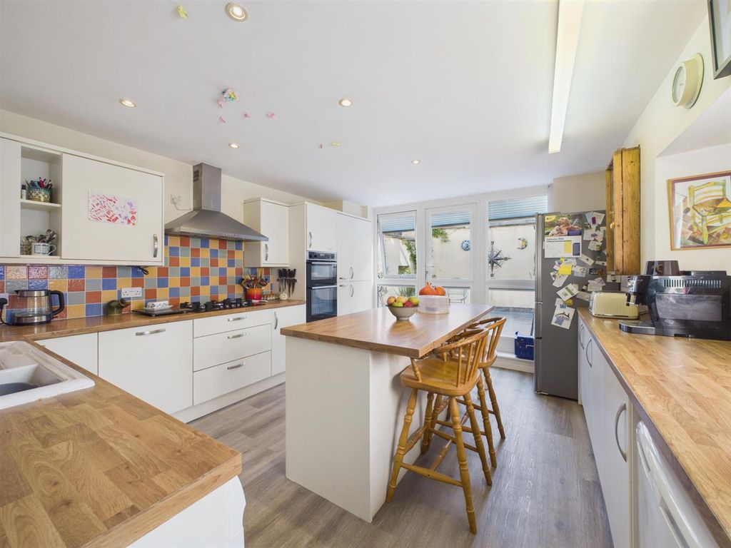 Property photo 1 of 14 Kitchen