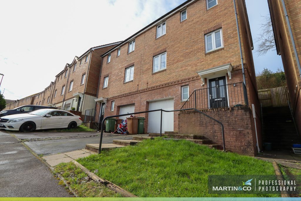 Property photo 2 of 27