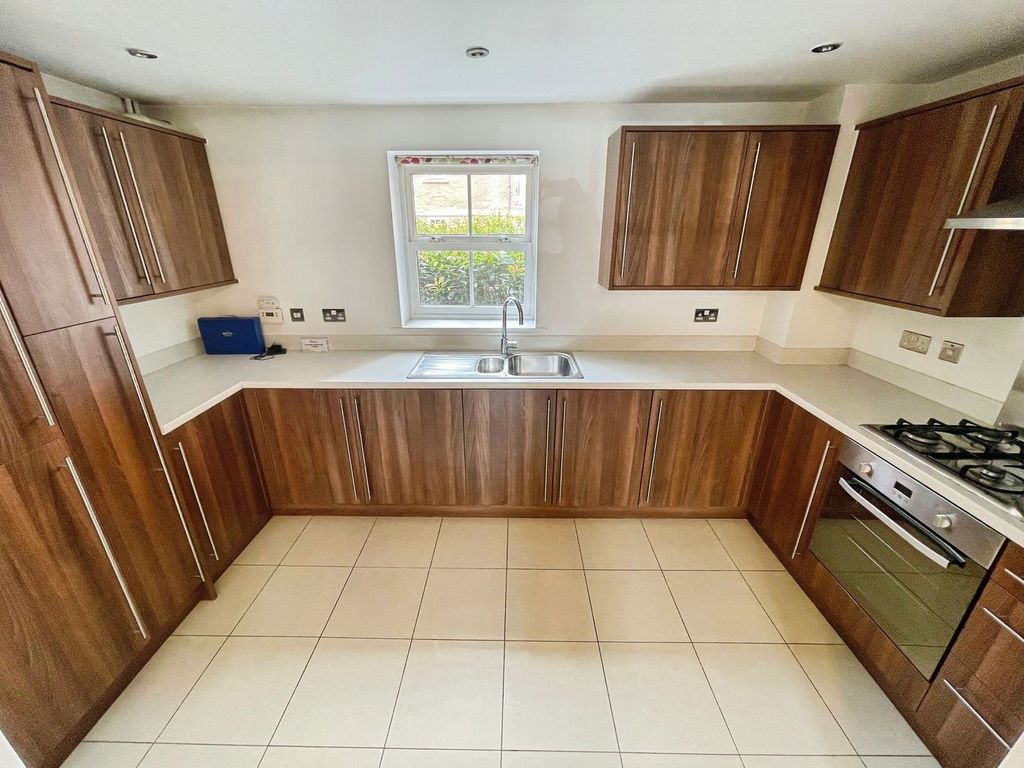 Property photo 2 of 11 Kitchen