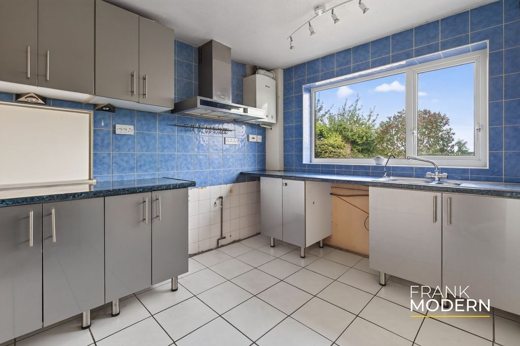 Property photo 3 of 31 Kitchen