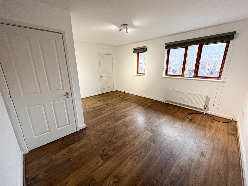 Property photo 2 of 9 Lime Grove E4