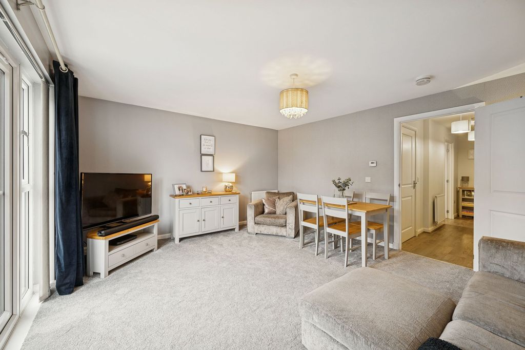 Property photo 3 of 26 Lounge