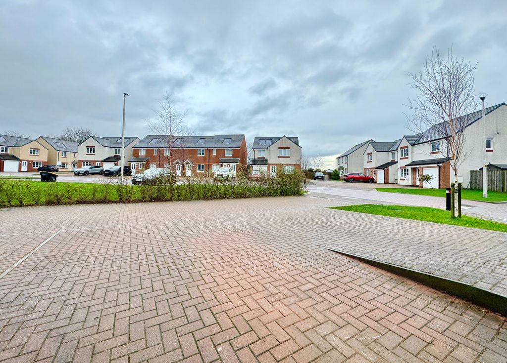 Property photo 2 of 32