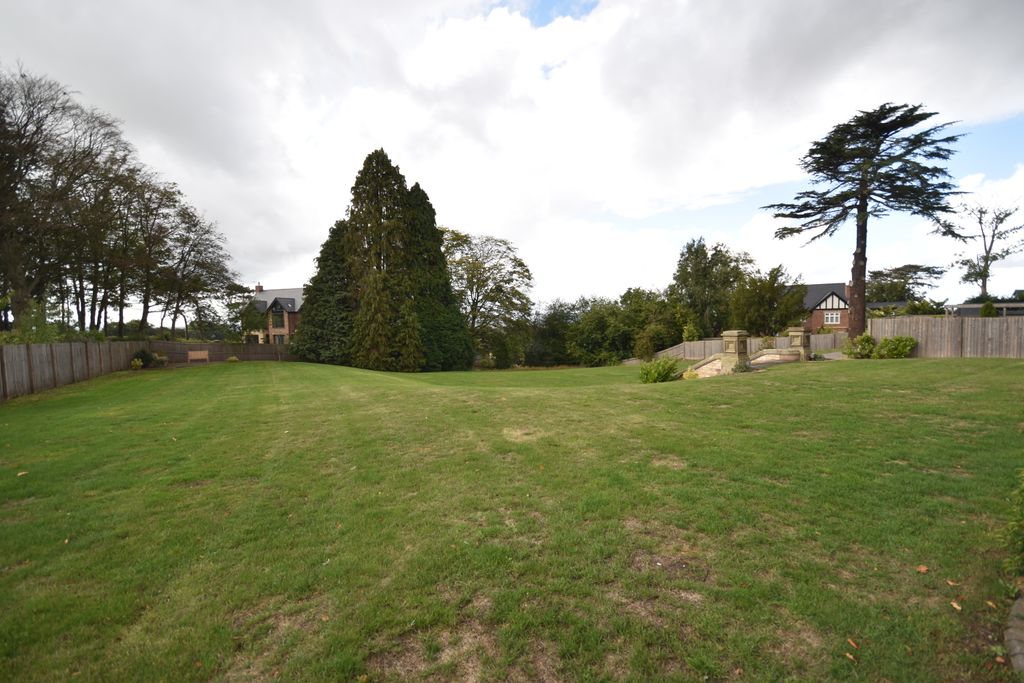 Property photo 3 of 17 Communal Gardens