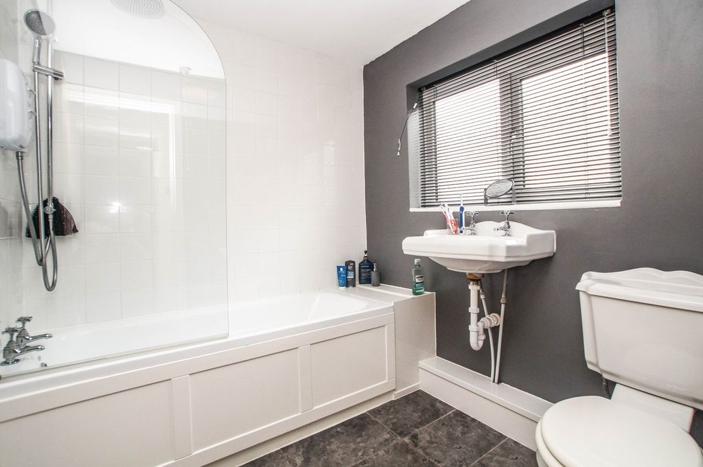 Property photo 3 of 14 Bathroom