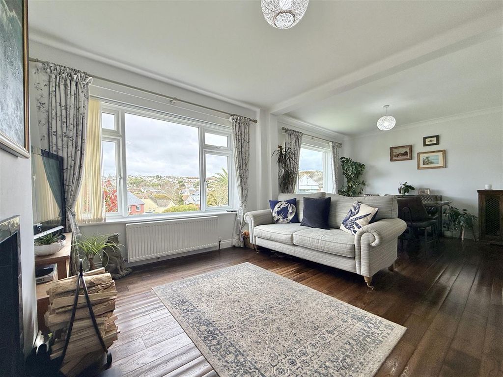 Property photo 2 of 21 Lounge Area.Jpeg