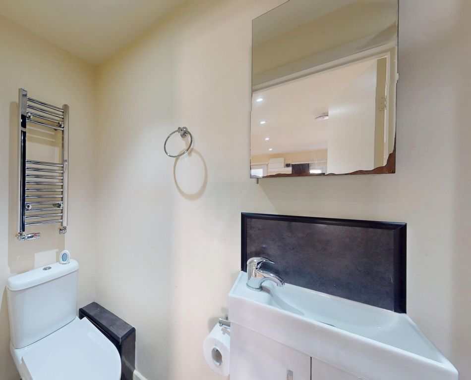 Property photo 3 of 11 Bathroom