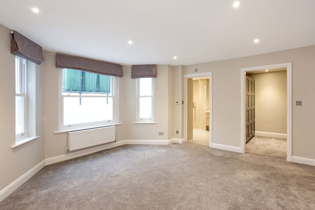 Property photo 3 of 13 04 Warwick
