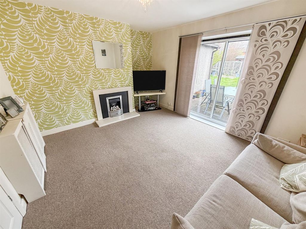 Property photo 3 of 16 Lounge