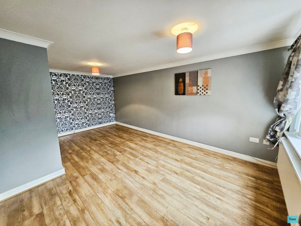 Property photo 3 of 12 Lounge