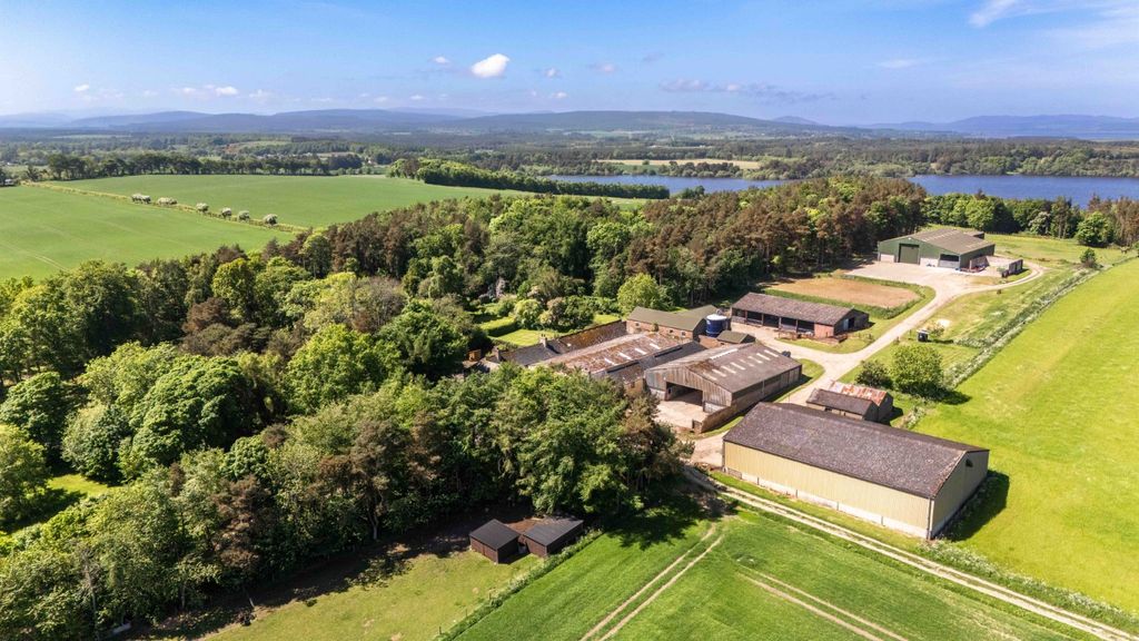 Property photo 2 of 30 Mounteagle Estate