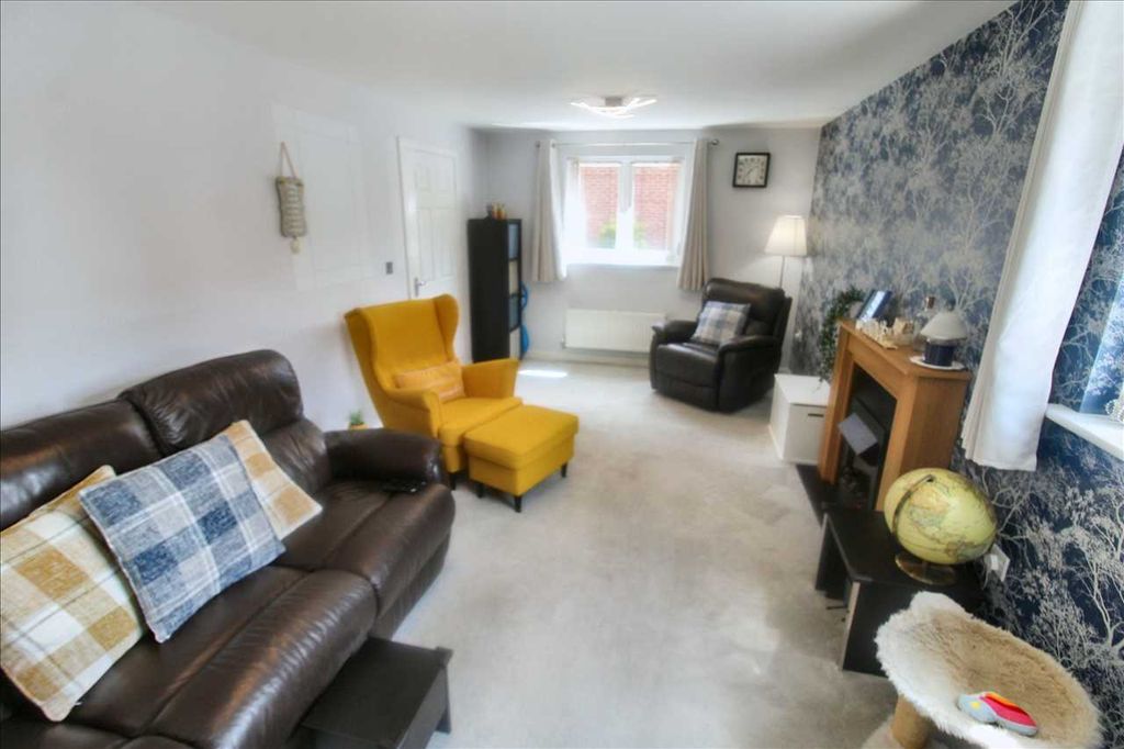 Property photo 3 of 20 Lounge