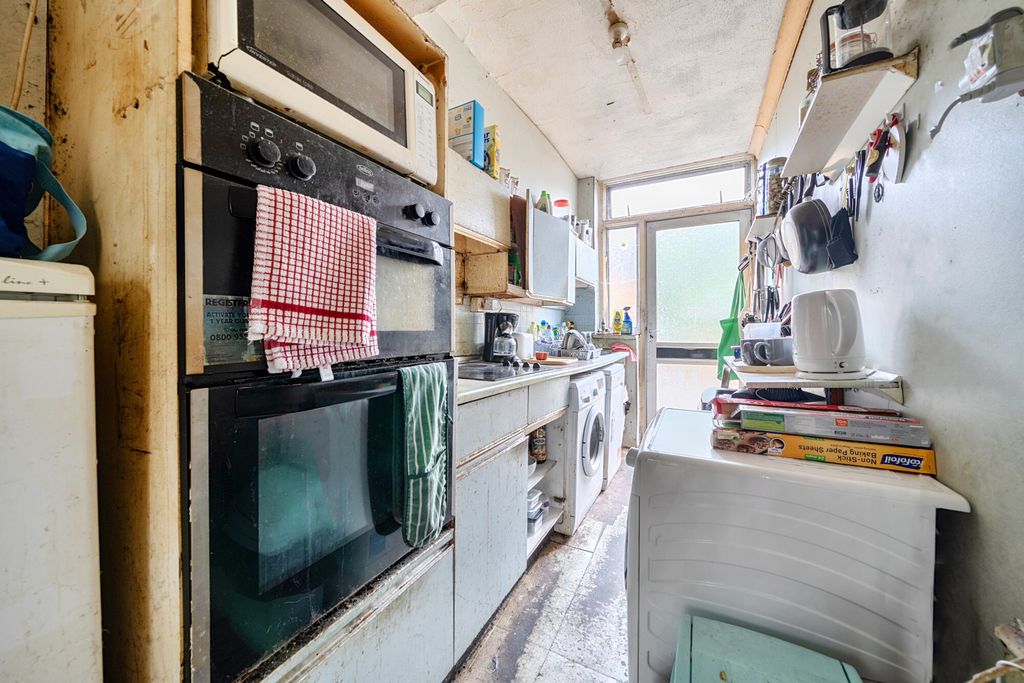 Property photo 3 of 9 Kitchen