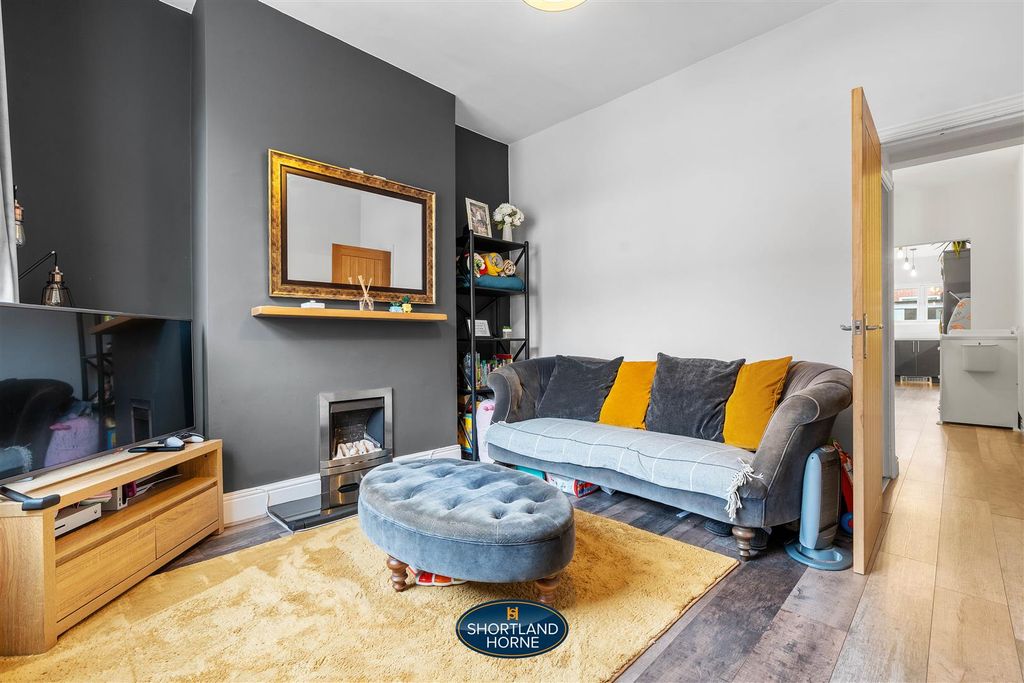 Property photo 3 of 22 Lounge