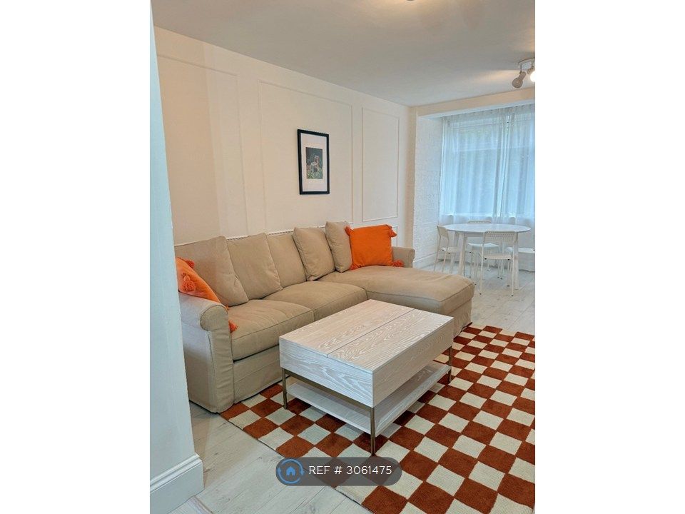 Property photo 1 of 11 Living/ Dining Room