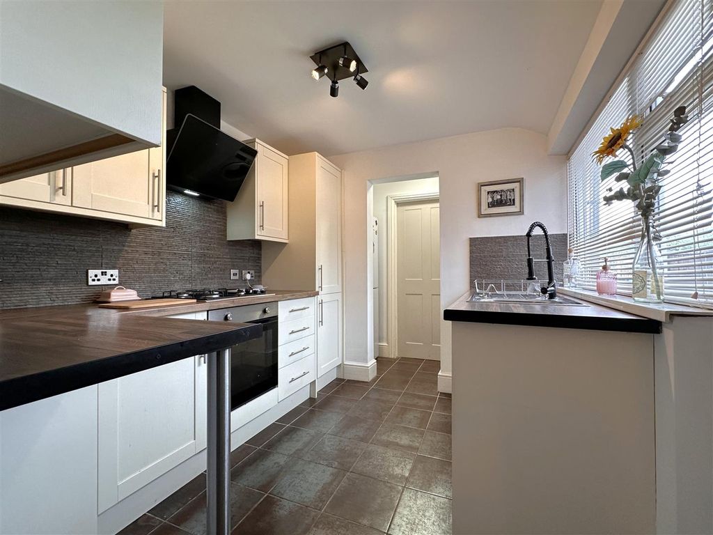 Property photo 2 of 15 Modern Fitted Kitchen 591