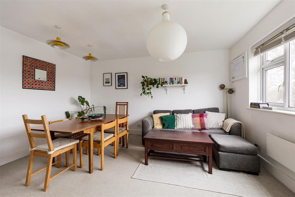 Property photo 2 of 30 Hainault Road, E11