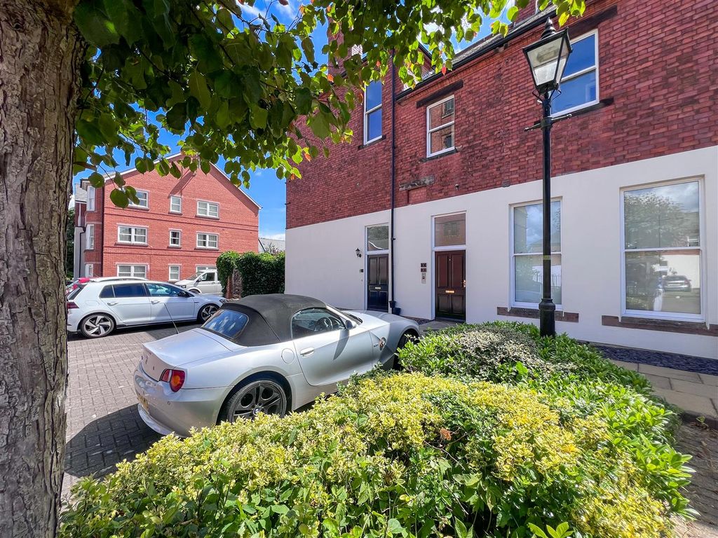 Property photo 1 of 17 Frontage