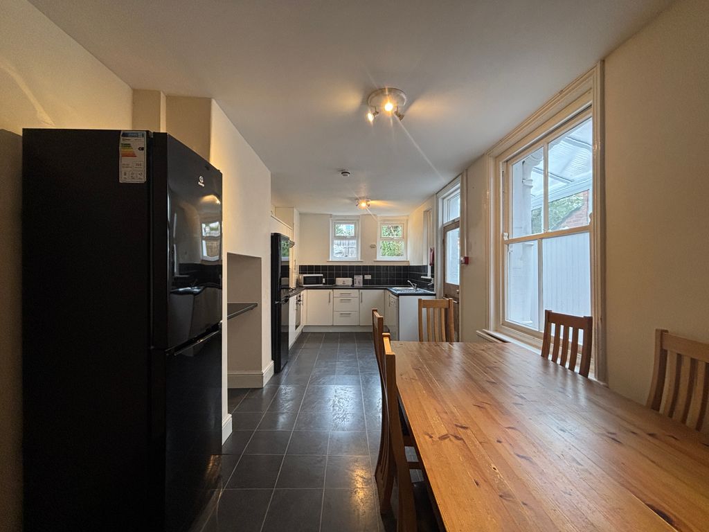 Property photo 3 of 18 Kitchen
