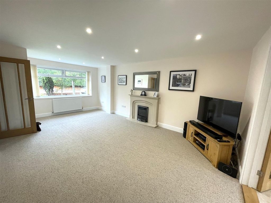 Property photo 3 of 16 Lounge