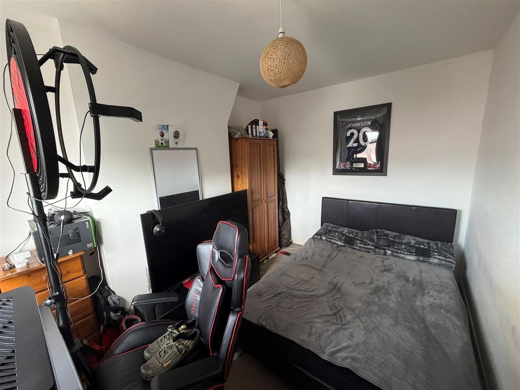 Property photo 2 of 8 Room 4.Jpg