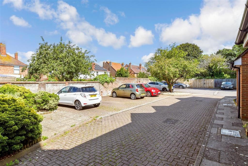 Property photo 3 of 9 Driveway/Parking